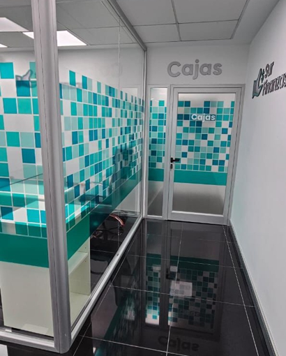 Local comercial reforzado con caja fuerte e instalaciones de seguridad avanzada.