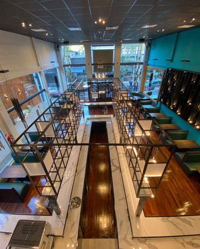 Construcción de restaurante con salón principal y cocina industrial equipada.